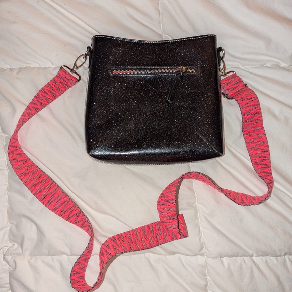 Folklore Contour Crossbody - Picture 2 of 13